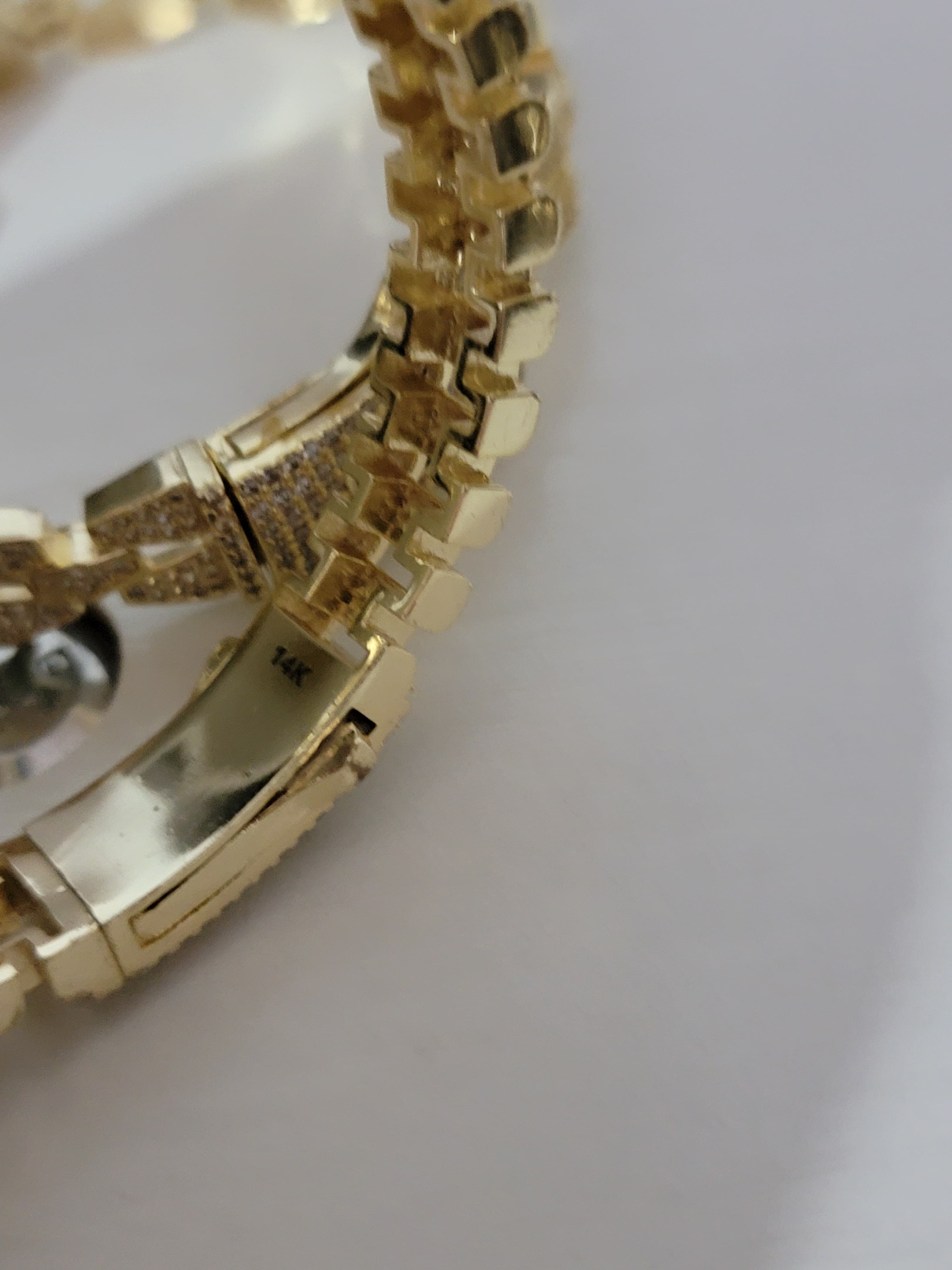 Pulsera Tipo Brazalete Chapada en Oro 14K – Diseño Elegante