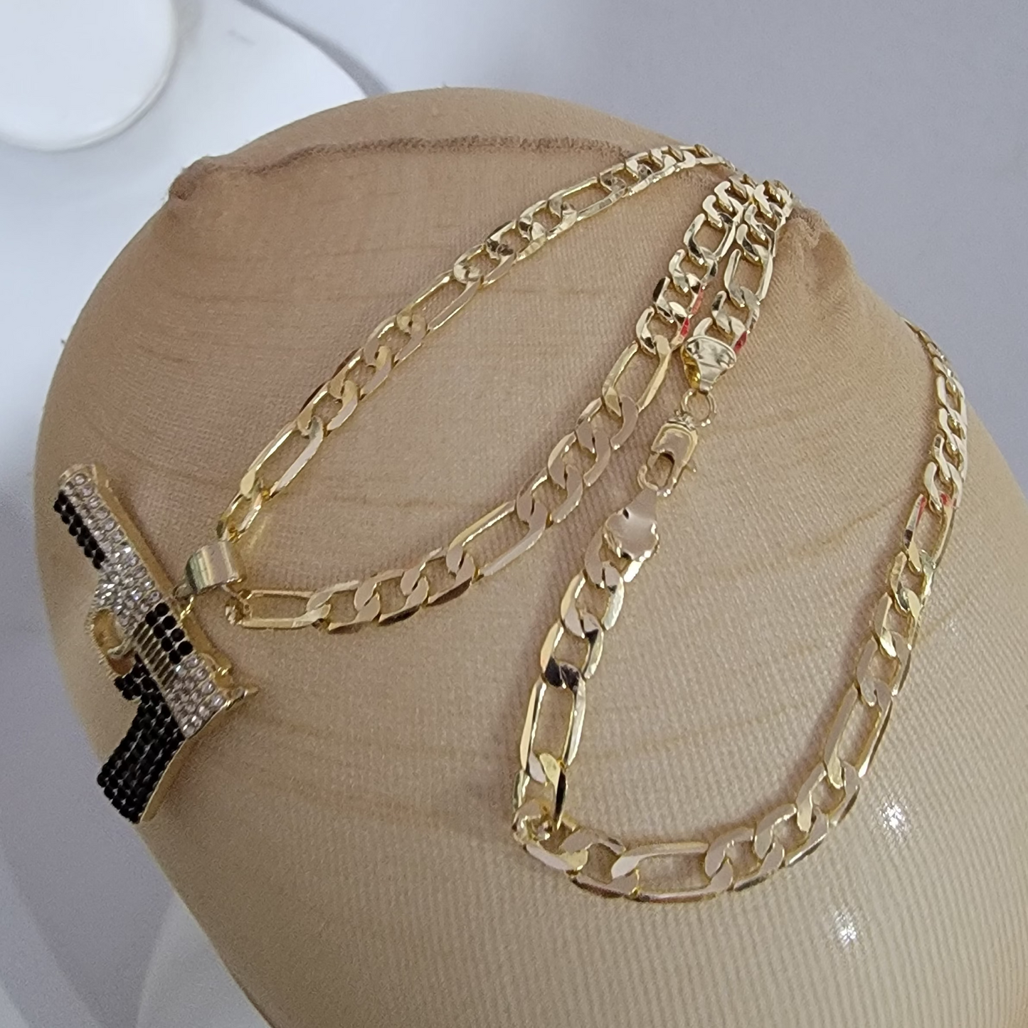 Cadena Cubana Dije ARMA 14K/8mm/24 pulgadas