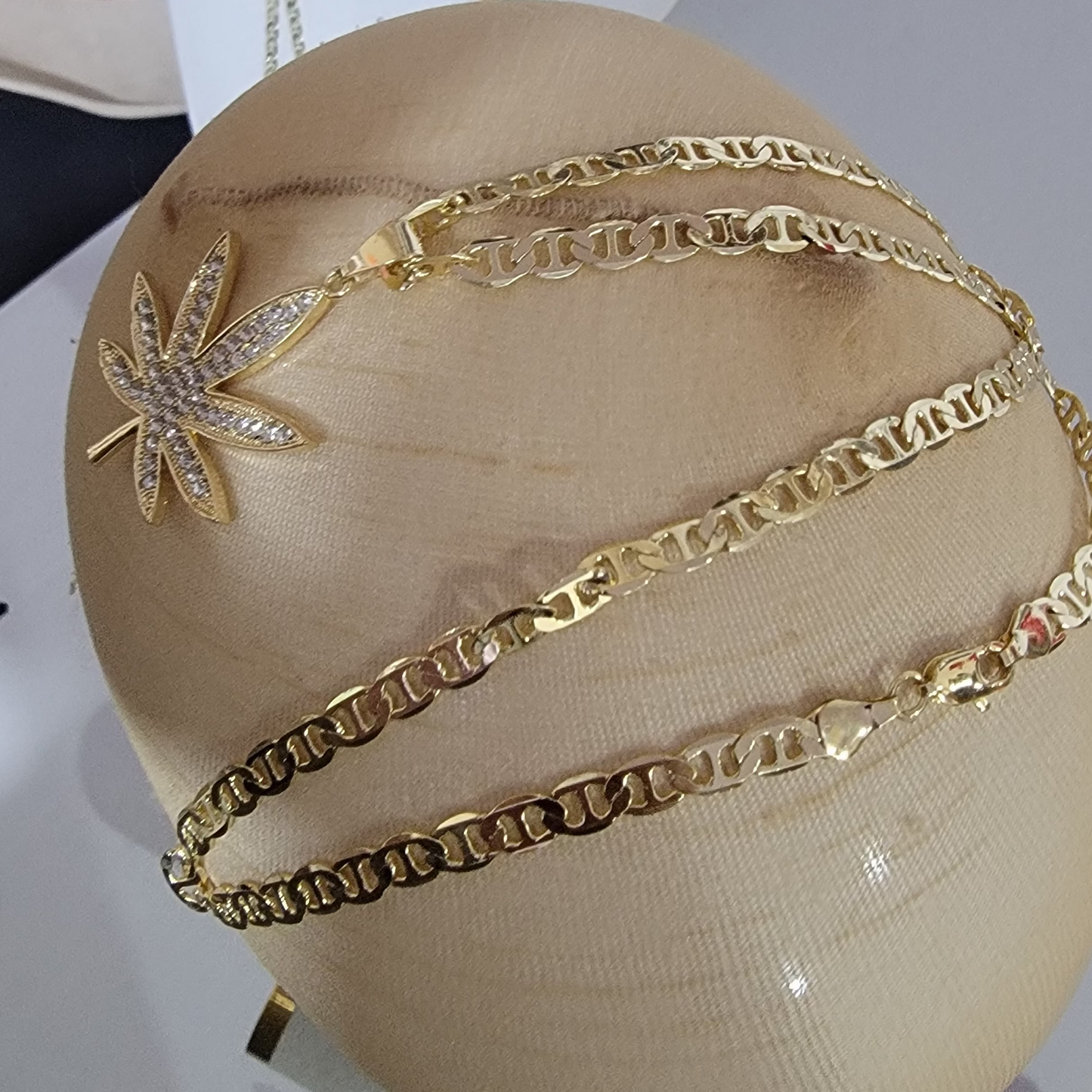 Cadena Hoja de Marihuana 14k/6mm/24 pulgadas