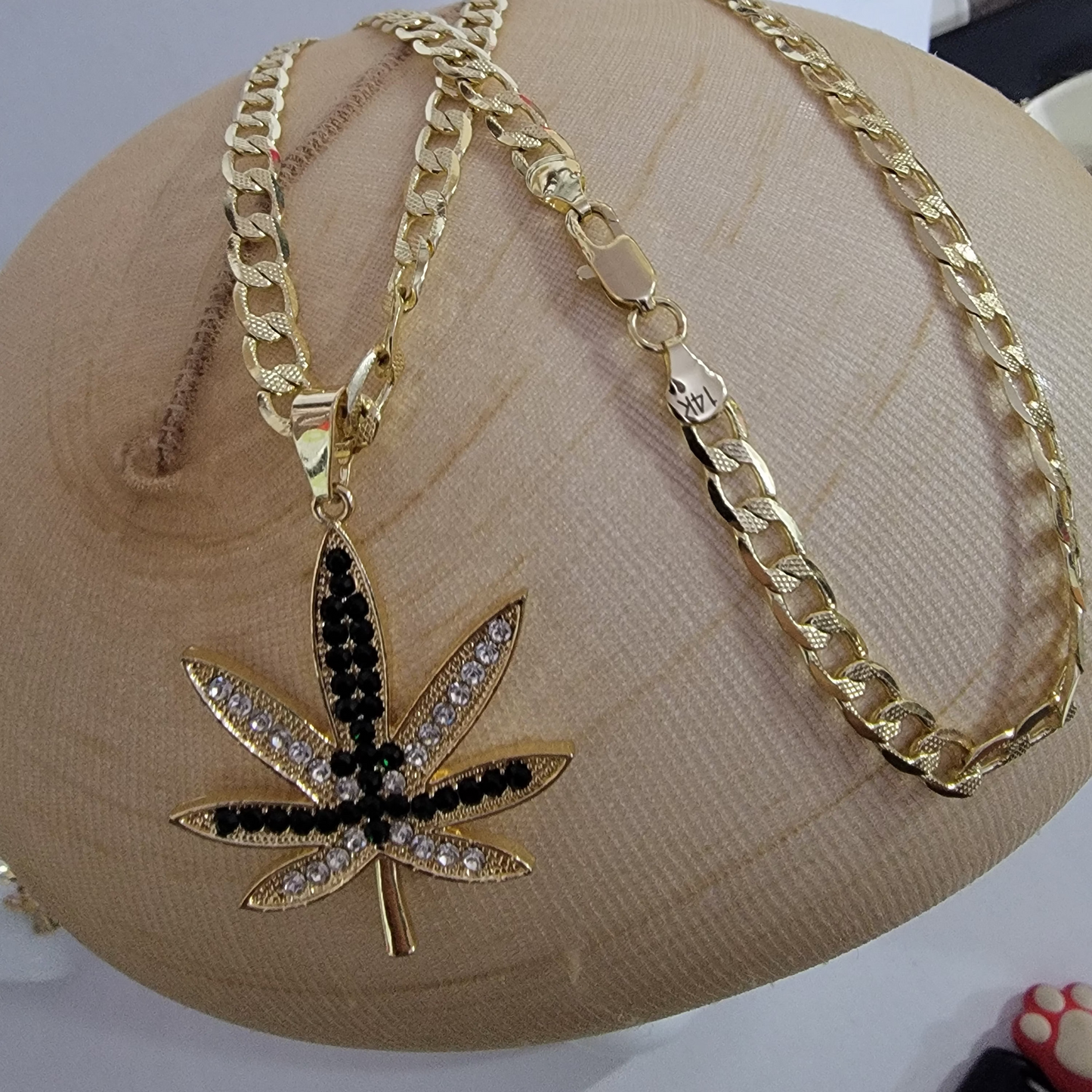 Cadena Cubana Hoja de Marihuana Color 14k/6mm/24 pulgadas