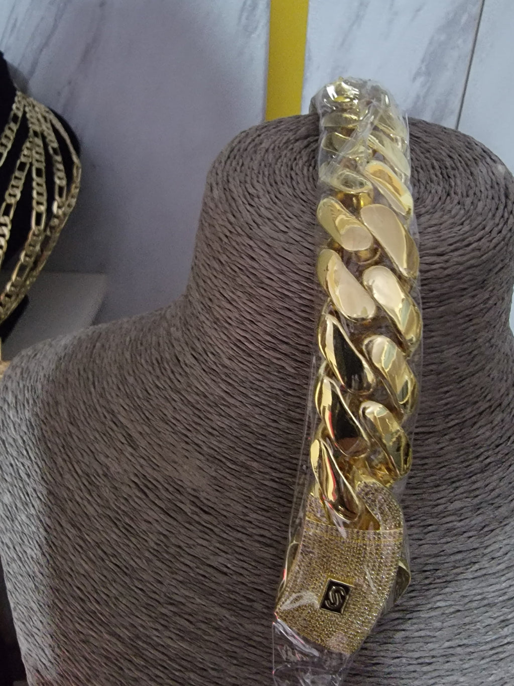 Pulsera Cubana Mónaco Chain 22mm Chapada en Oro 14K – Estilo Imponente