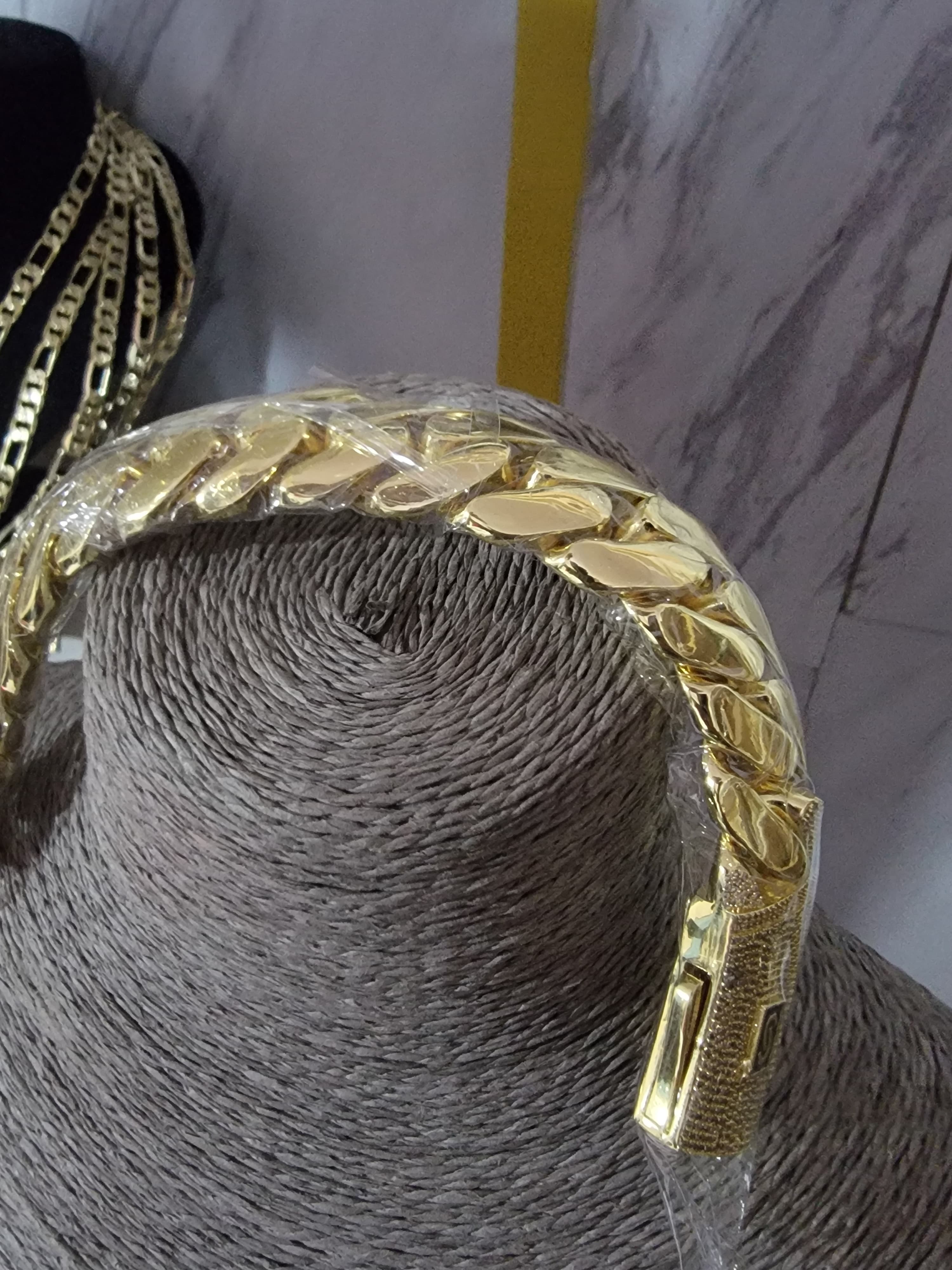 Pulsera Cubana Mónaco Chain 22mm Chapada en Oro 14K – Estilo Imponente