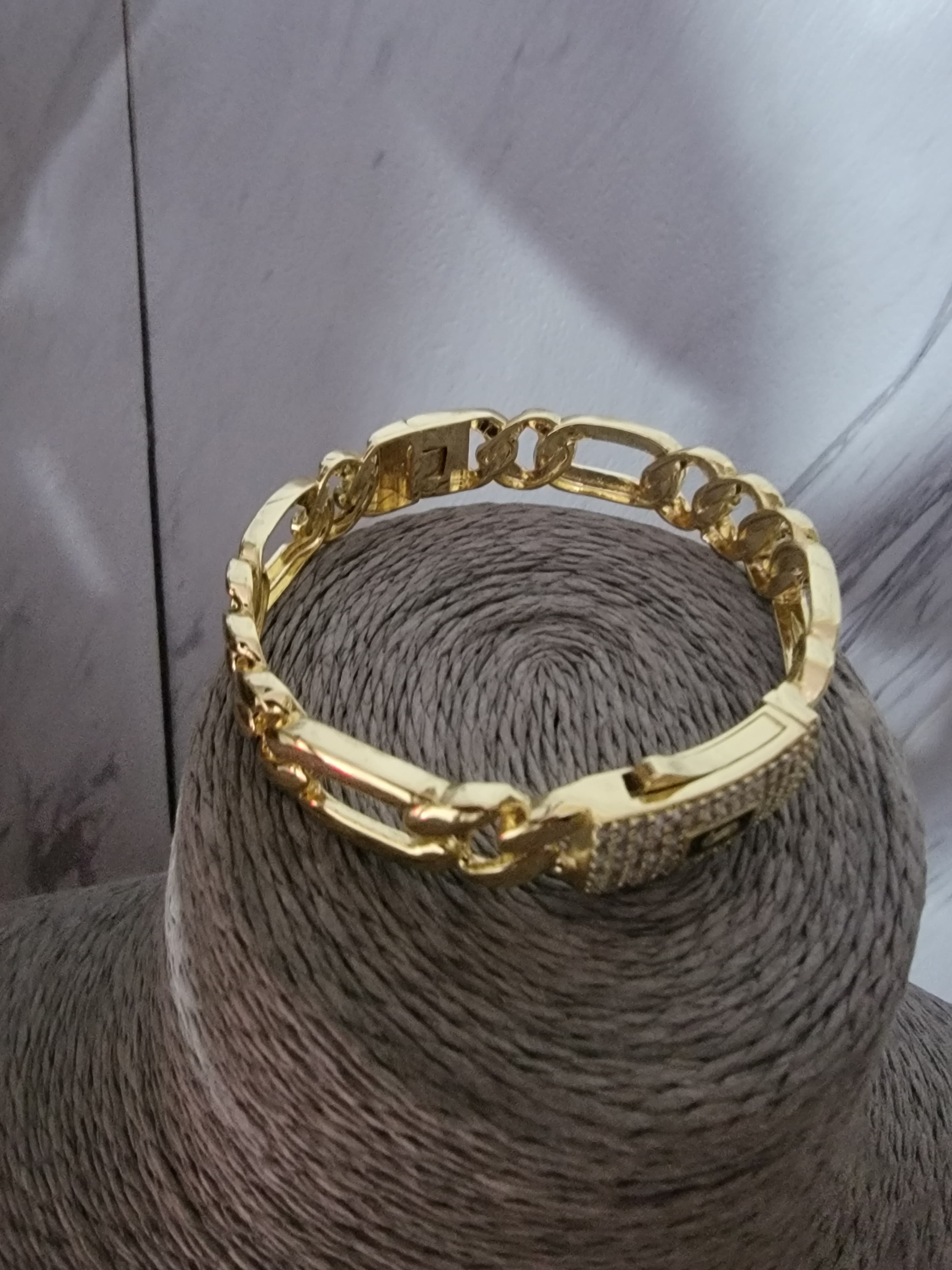 Pulsera Cubana Tipo Brazalete 12mm Chapada en Oro 14K – Monaco Chain