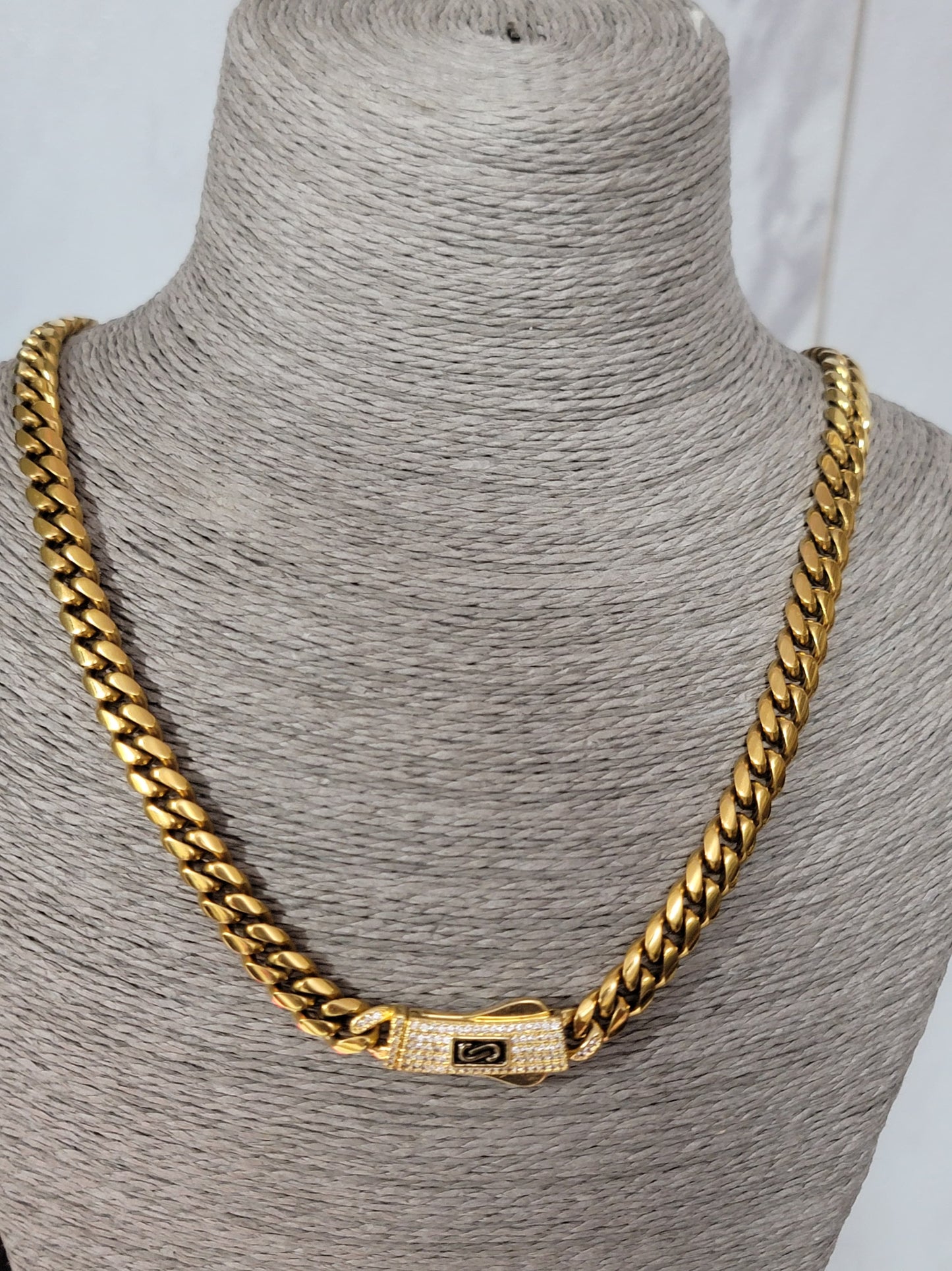 Cadena Cubana Mónaco Premium con Broche Liso – Oro 14K Chapado en 5 Capas (12 mm, 24”)