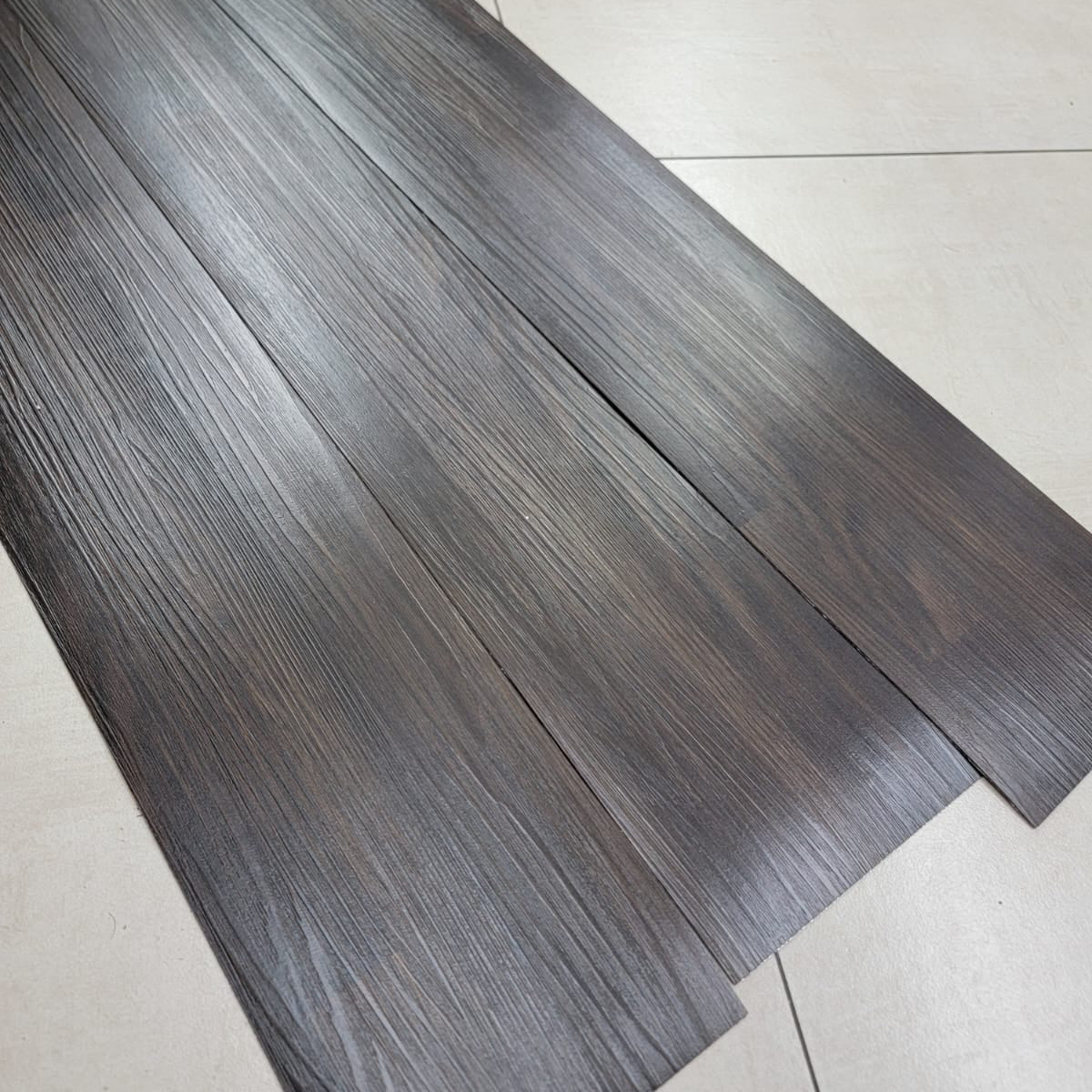 Piso Vinílico Tipo Madera – Autoadhesivo y Fácil Instalación