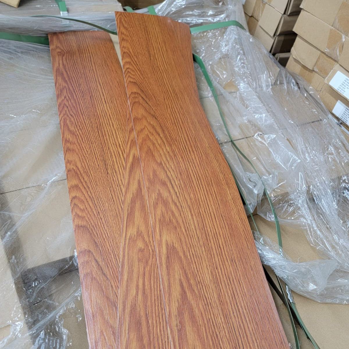 Piso Vinílico Tipo Madera – Autoadhesivo y Fácil Instalación