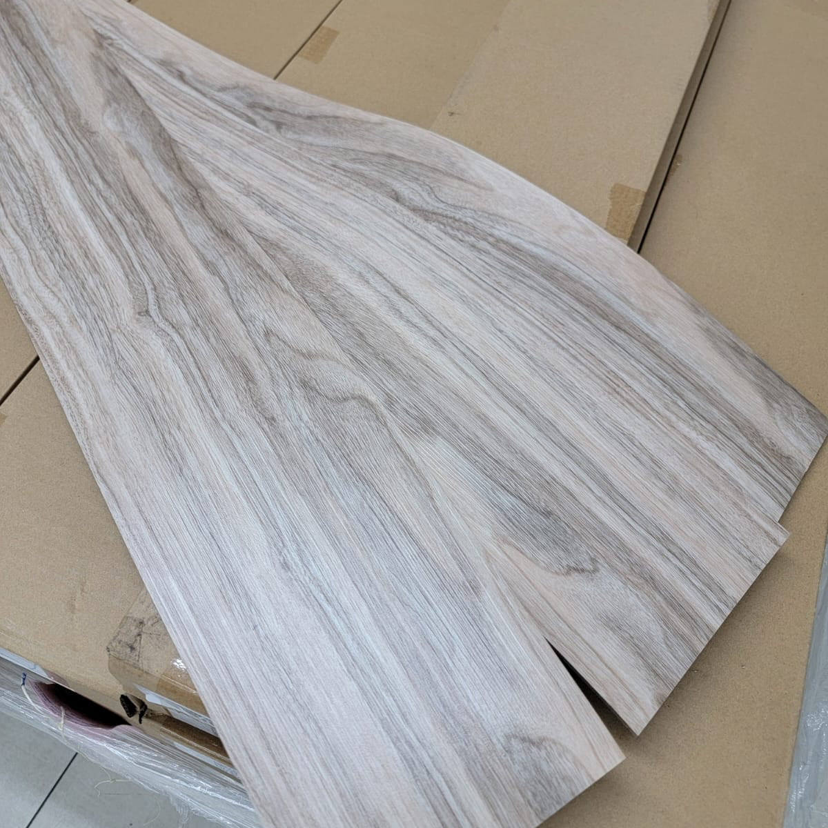 Piso Vinílico Tipo Madera – Autoadhesivo y Fácil Instalación