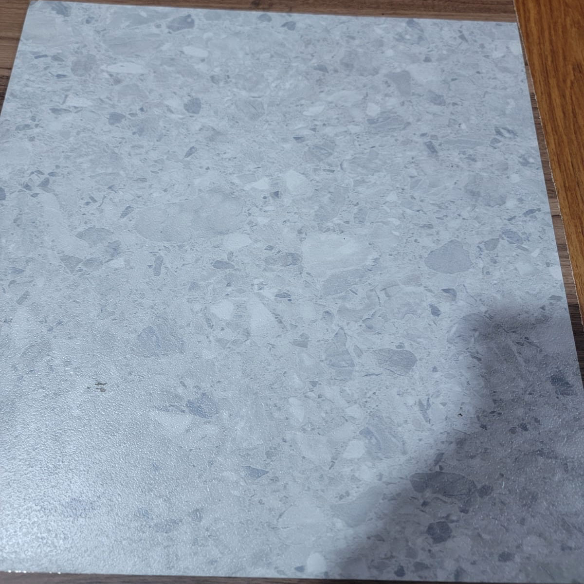 Piso Vinílico Tipo Cerámica 18x18” – Fácil Instalación