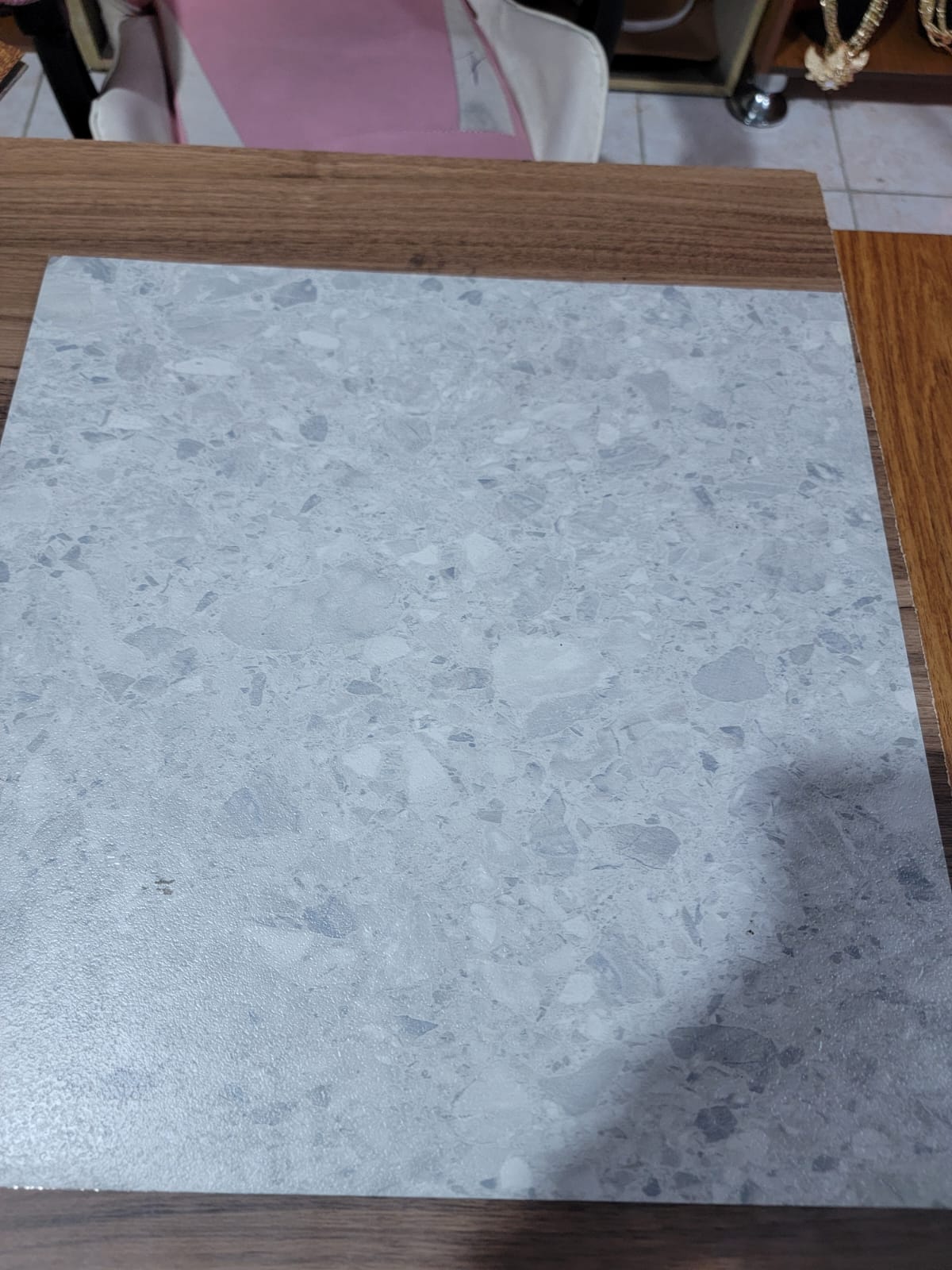 Piso Vinílico Tipo Cerámica 18x18” – Fácil Instalación