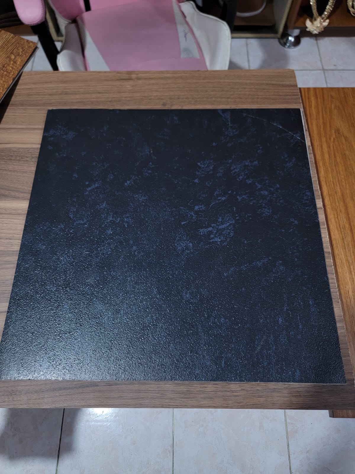 Piso Vinílico Tipo Cerámica 18x18” – Fácil Instalación