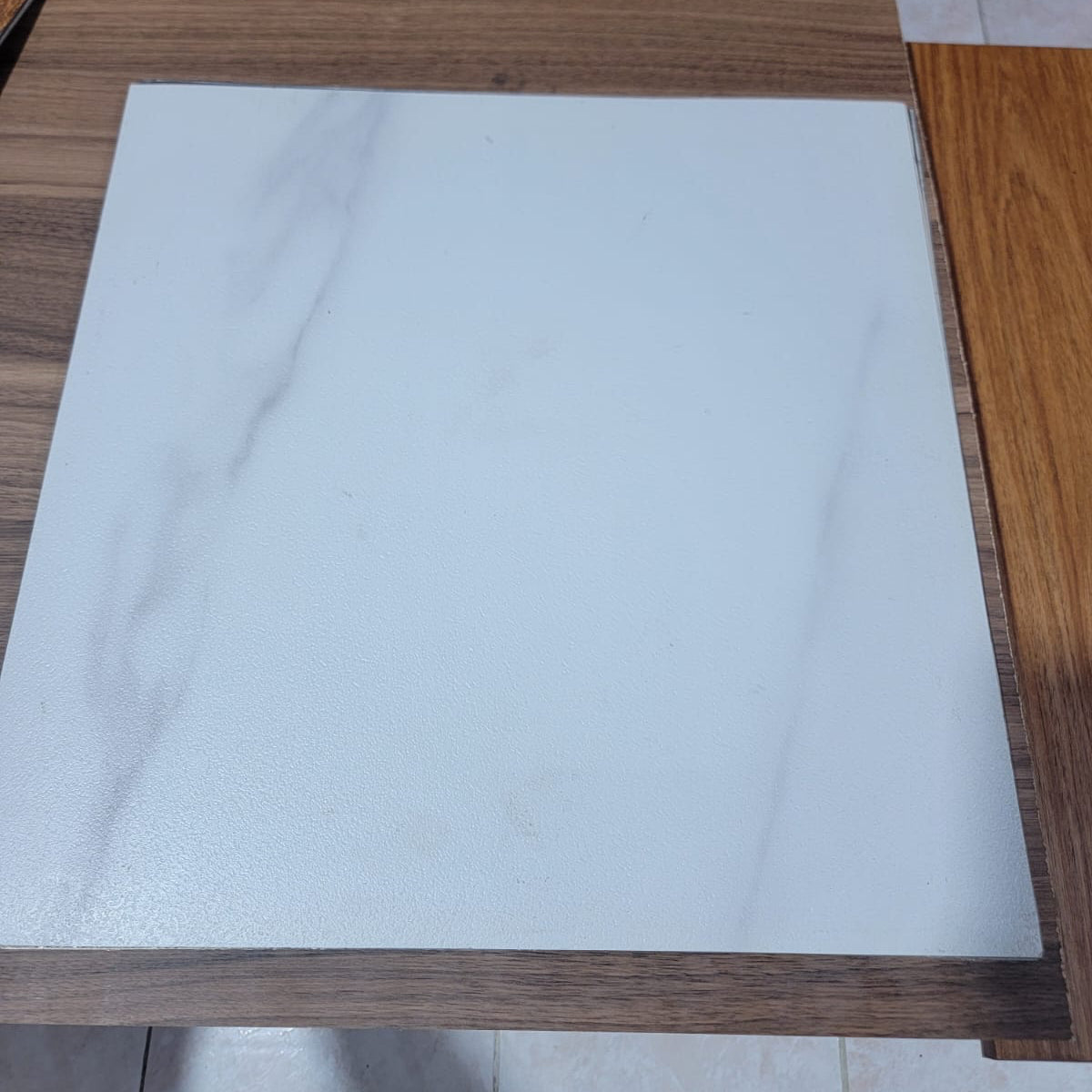 Piso Vinílico Tipo Cerámica 18x18” – Fácil Instalación