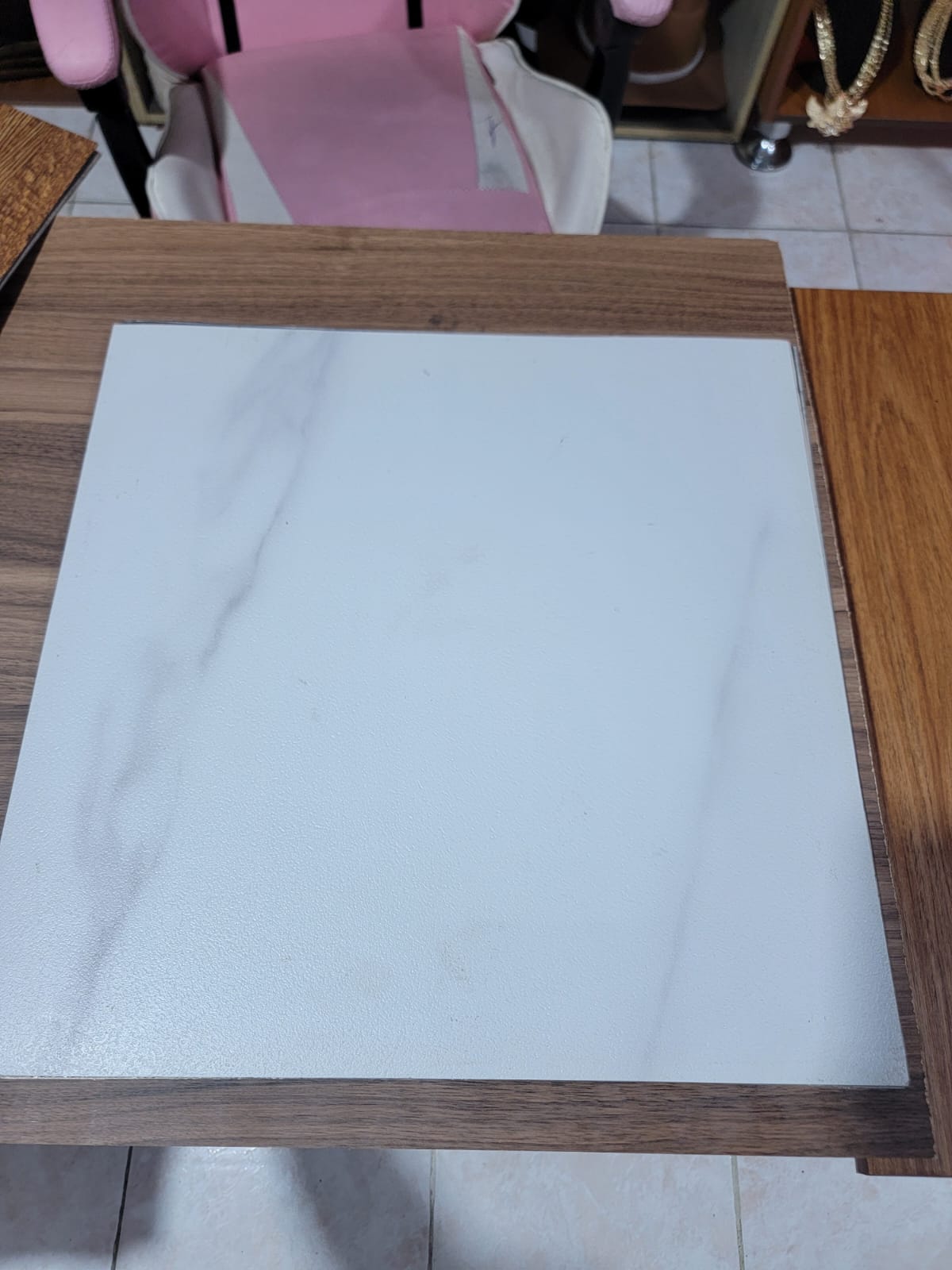 Piso Vinílico Tipo Cerámica 18x18” – Fácil Instalación