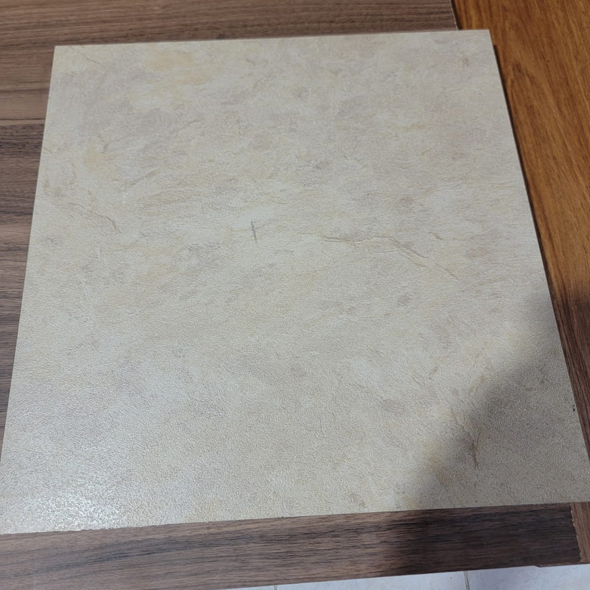 Piso Vinílico Tipo Cerámica 18x18” – Fácil Instalación