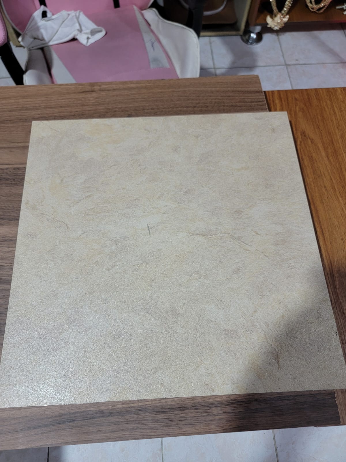 Piso Vinílico Tipo Cerámica 18x18” – Fácil Instalación