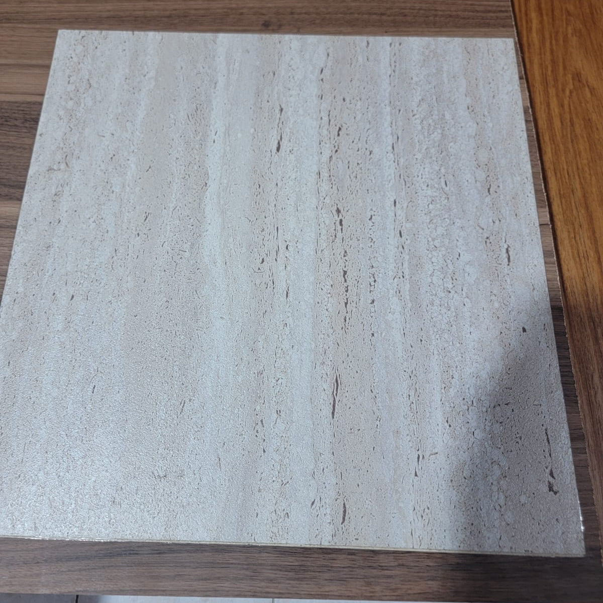Piso Vinílico Tipo Cerámica 18x18” – Fácil Instalación