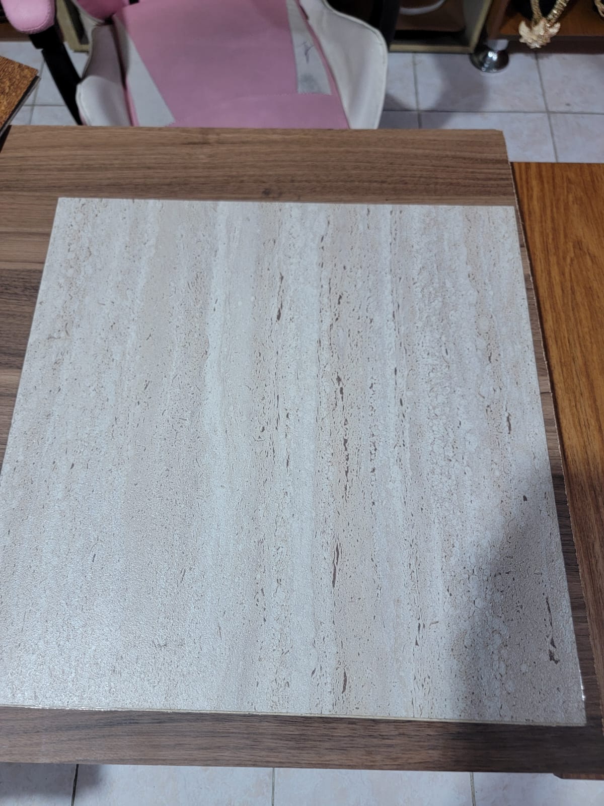 Piso Vinílico Tipo Cerámica 18x18” – Fácil Instalación