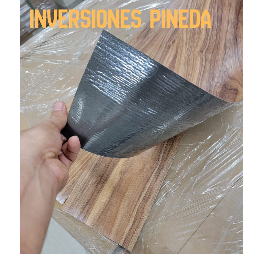 Piso Vinílico Tipo Madera – Autoadhesivo y Fácil Instalación