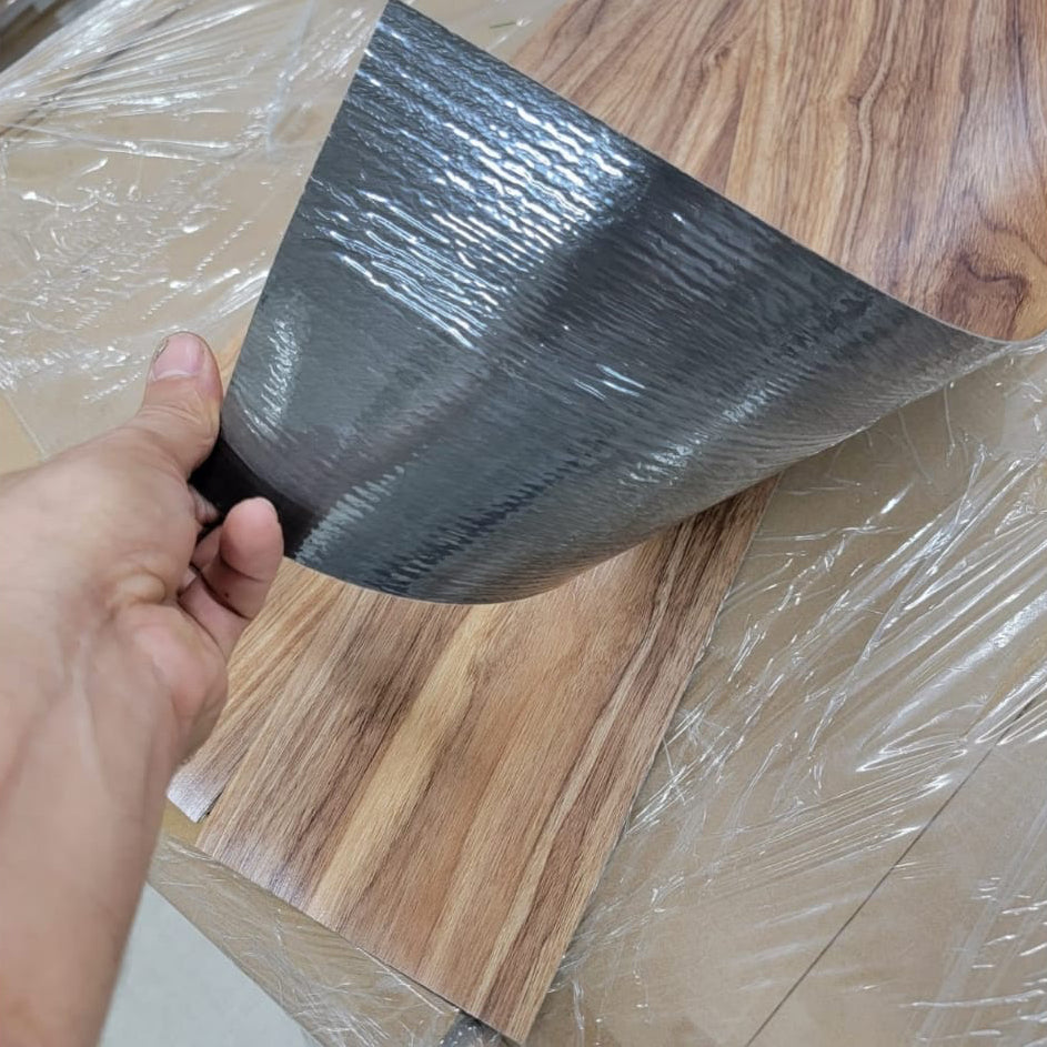 Piso Vinílico Tipo Madera – Autoadhesivo y Fácil Instalación