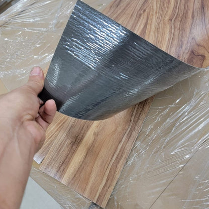 Piso Vinílico Tipo Madera – Autoadhesivo y Fácil Instalación
