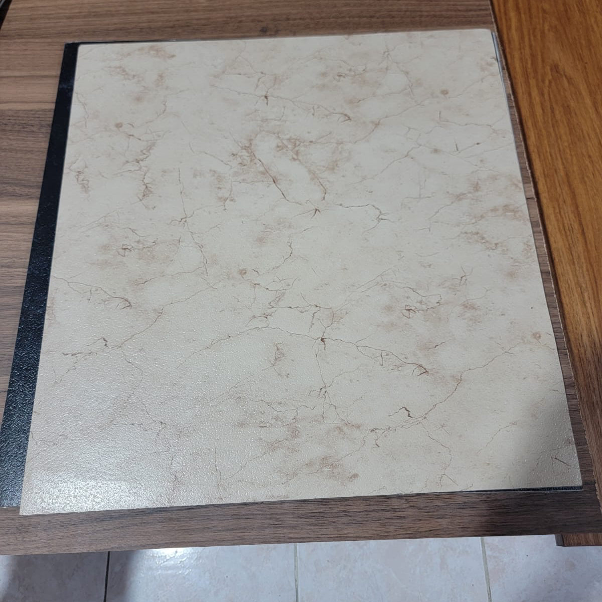 Pisos Vinil Tipo Cerámica 18x18 pulg.