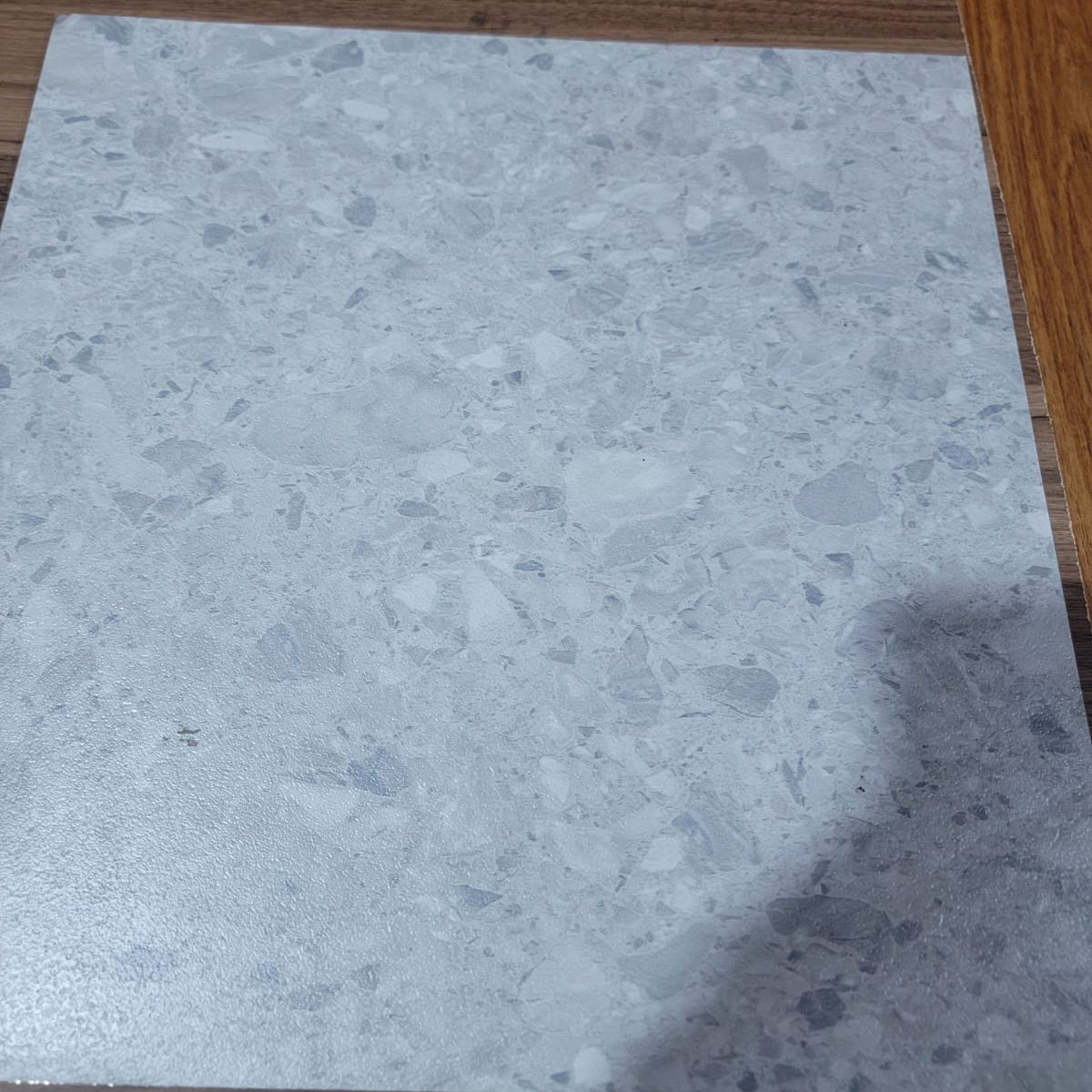 Pisos Vinil Tipo Cerámica 18x18 pulg.