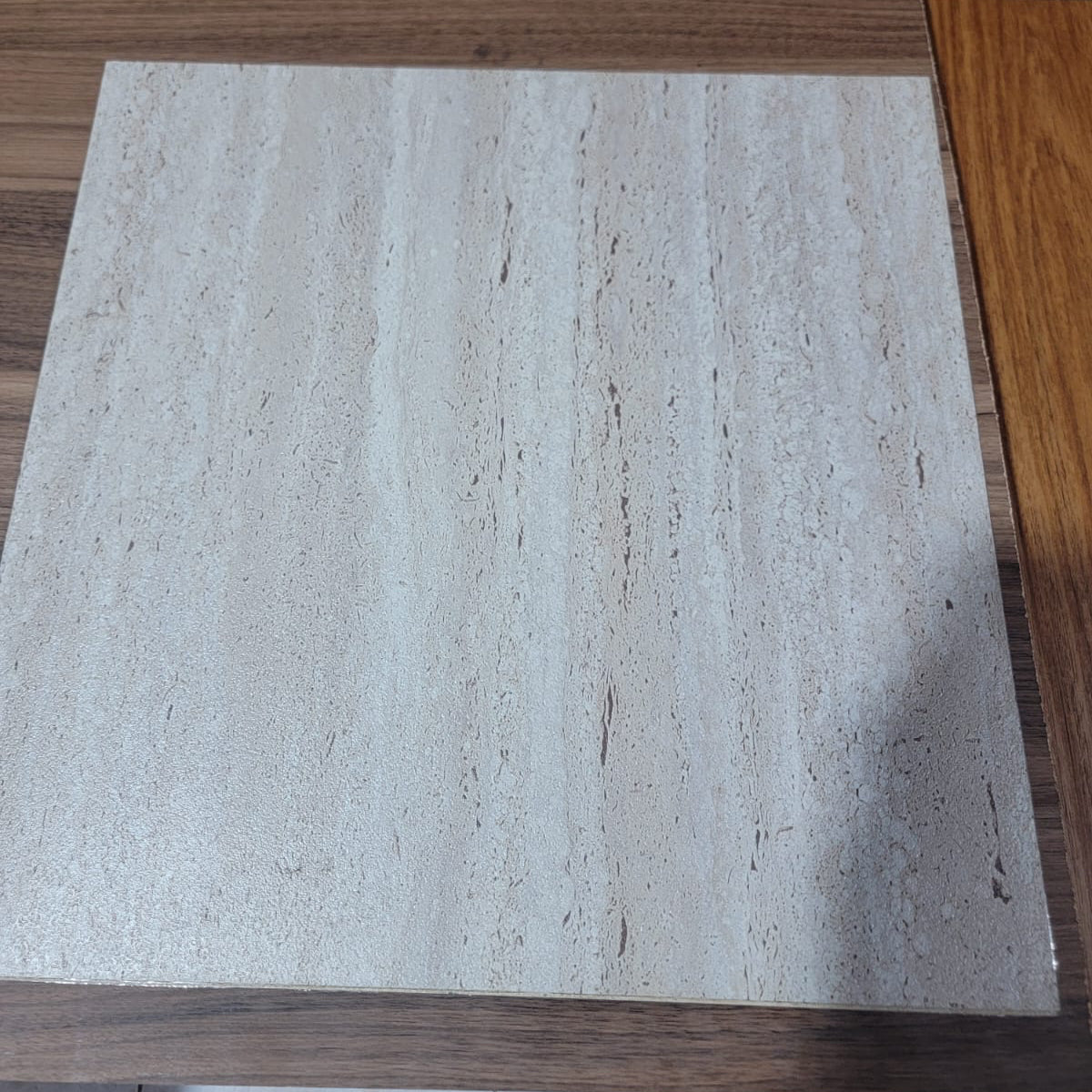 Pisos Vinil Tipo Cerámica 18x18 pulg.