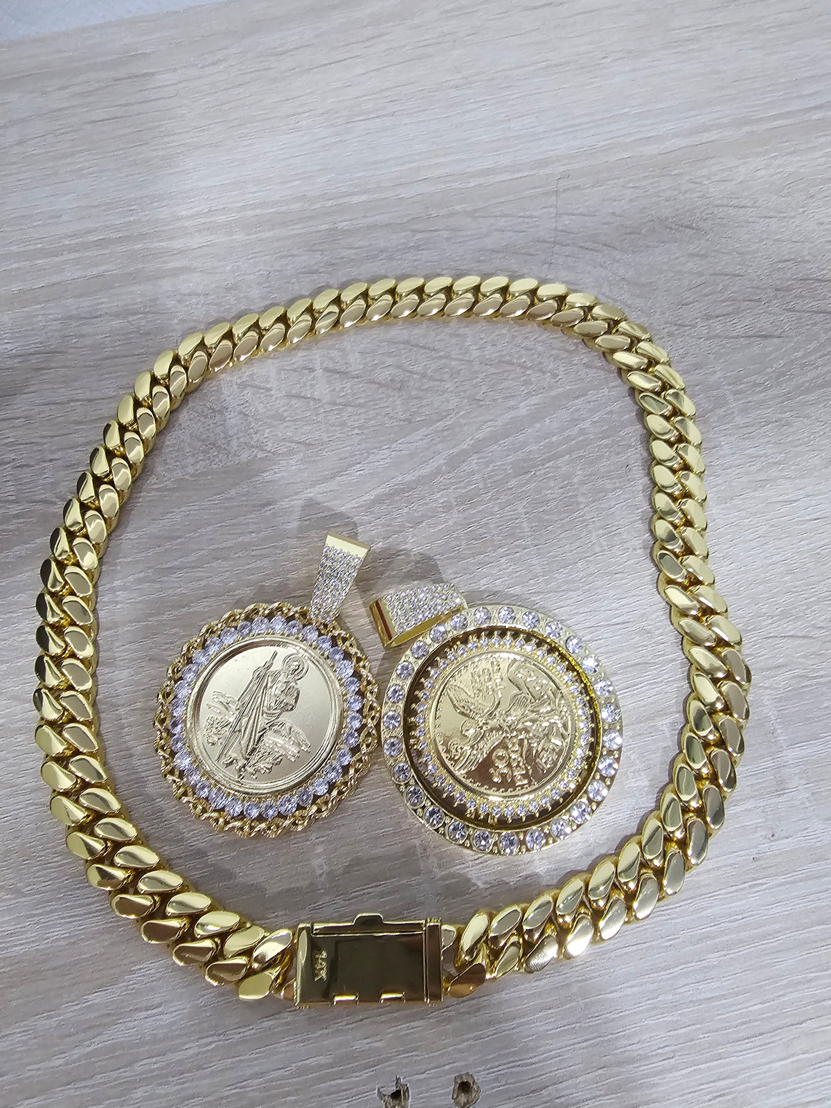 cadena versace con dije electrochapada en oro 14k